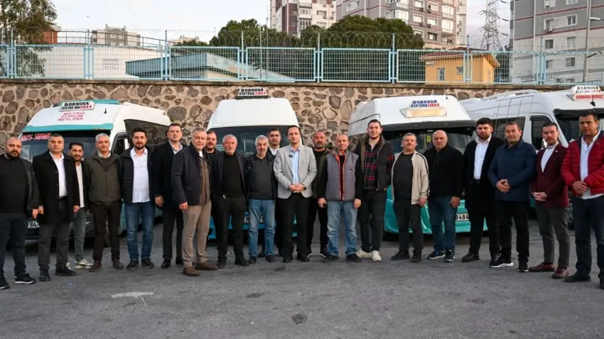 Başkan Eşki günün ilk saatlerinde minibüsçülerle buluştu haberinin görseli