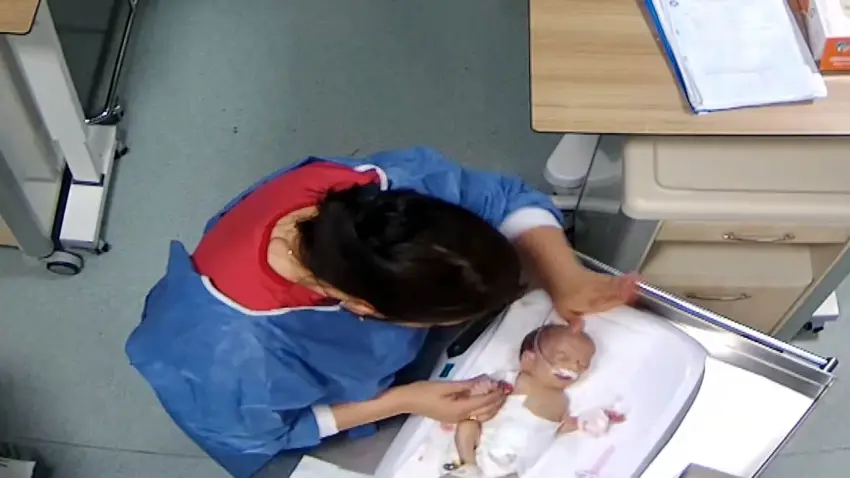 Hemşirenin darp ettiği bebekle ilgili davada rapor dosyada: Eylemle nörolojik tablo arasında bağ yok haberinin görseli