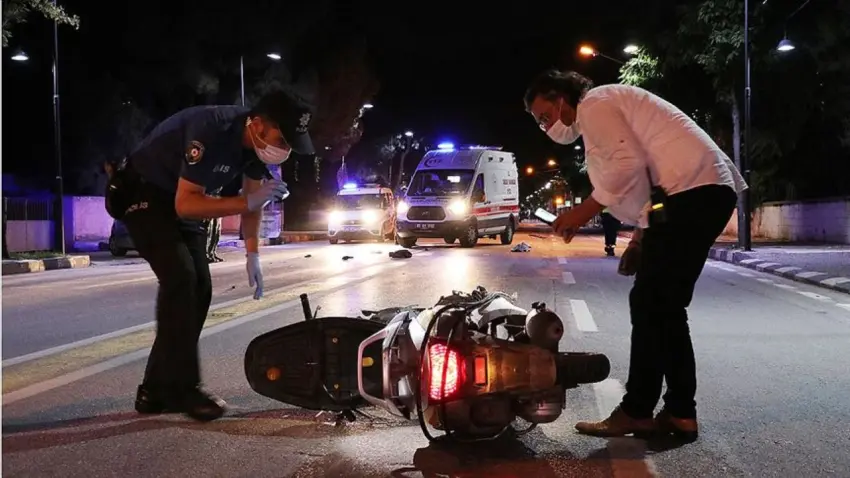 İzmir'de ölümlü kaza: Bariyere çarpan motosikletin sürücüsü hayatını kaybetti haberinin görseli