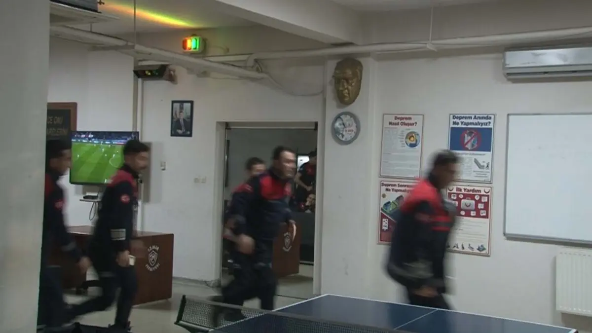 İzmirli itfaiyecilerin maç heyecanı yarıda kaldı görseli