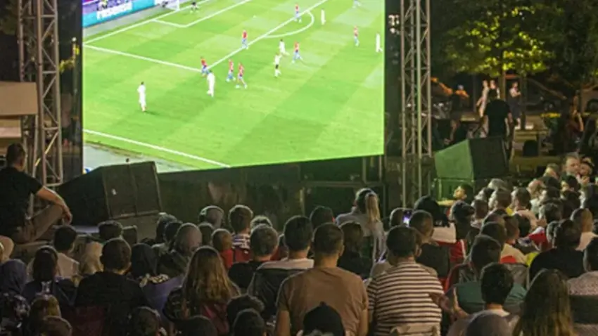 İzmirliler Kosova-Türkiye maçını dev ekranda coşkuyla izledi haberinin görseli