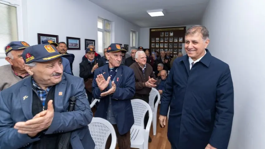 Başkan Tugay gazilerle pilav gününde buluştu haberinin görseli