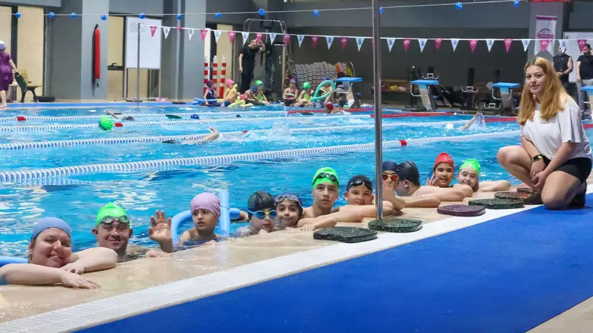 Buca’da özel çocuklara yüzme kursu desteği haberinin görseli