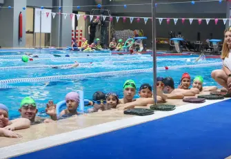 Buca’da özel çocuklara yüzme kursu desteği