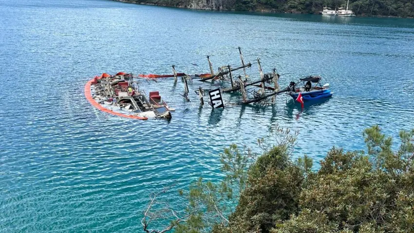 Fethiye’de batan tur teknesini çıkarma çalışmaları sürüyor haberinin görseli