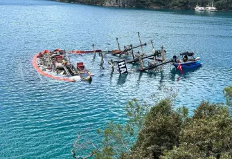 Fethiye’de batan tur teknesini çıkarma çalışmaları sürüyor