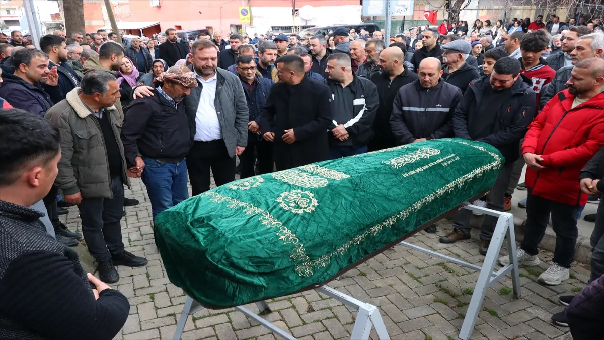 İzmir'de arıtma tesisindeki çukura düşen atık toplama kamyonunun sürücüsü öldü görseli