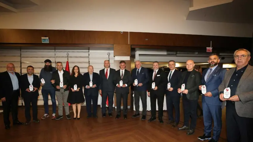 Karşıyaka camiası Tugay önderliğinde dayanışma gecesinde buluştu haberinin görseli