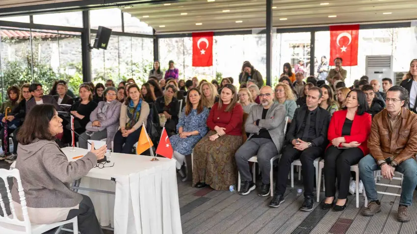 Latife Tekin Bornova’da gençlerle edebiyatı konuştu haberinin görseli