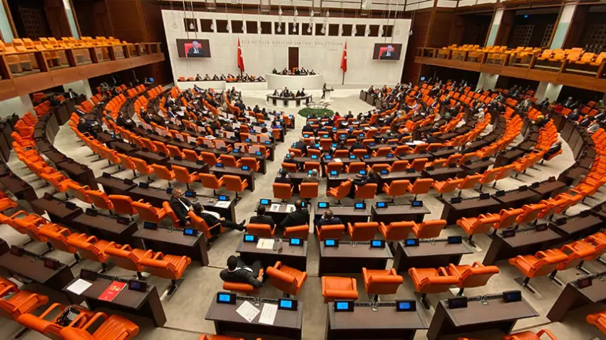 Meclis'ten iki kritik karar: Doğum izni uzadı, sosyal medyaya yaş sınırı geldi haberinin görseli