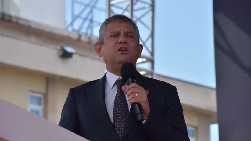 Özgür Özel İzmir’den mesaj verdi: CHP’li belediyeler dimdik ayakta haberinin görseli