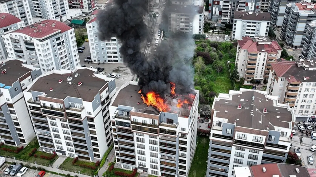 Sıcak zift apartmanda yangına neden oldu: İşçiler mahsur kaldı