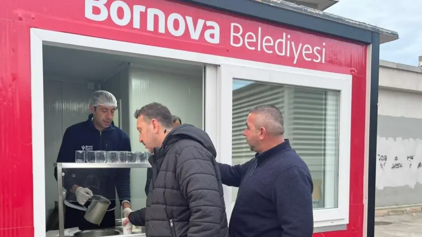 Bornova’da otobüs duraklarında sıcak çorba hizmeti haberinin görseli