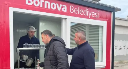 Bornova’da otobüs duraklarında sıcak çorba hizmeti