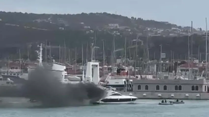 Çeşme’de korkutan yangın: Lüks motoryat alevlere teslim oldu! haberinin görseli