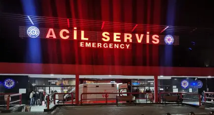 İzmir’de parkta dehşet: Salladığı bıçak 2 yaşındaki çocuğun boğazına geldi