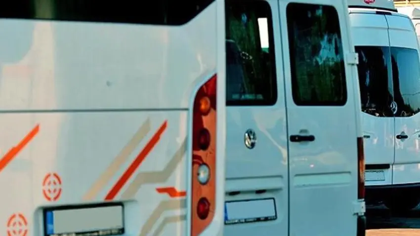 Kamu personeli, çocuğunu çalıştığı kurumun servis aracına bindirebilecek haberinin görseli