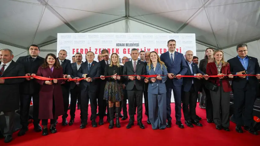 Özgür Özel Konak’ta… Gençlik için yeni adım: Ferdi Zeyrek Gençlik Merkezi açıldı haberinin görseli