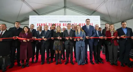 Özgür Özel Konak’ta… Gençlik için yeni adım: Ferdi Zeyrek Gençlik Merkezi açıldı