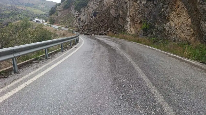 Sağanak İzmir’i vurdu: Ödemiş-Turgutlu yolu kapandı haberinin görseli