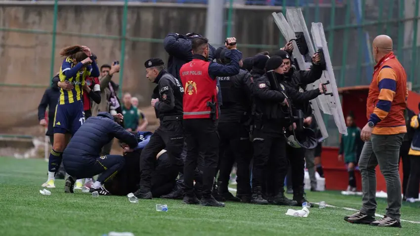 Yüksekovaspor-Fenerbahçe maçında gerginlik: Teknik direktör Gökhan Bozkaya yaralandı