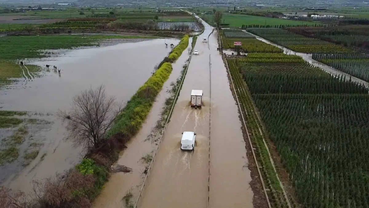 İzmir'de sağanak nedeniyle tarım arazileri ve kara yolu su altında kaldı görseli