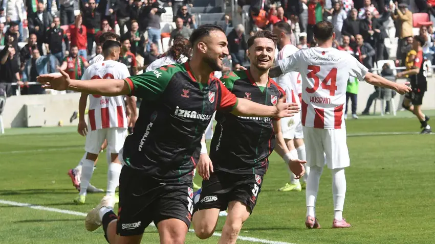 Karşıyaka Play-Off için, Bornova hayatta kalmak için sahada haberinin görseli
