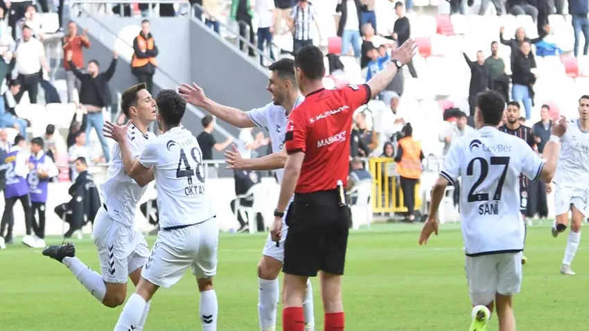 Altay ile İzmir Çoruhlu FK puanları paylaştı: Kritik virajda eşitlik haberinin görseli