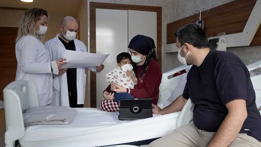 Fedakar anne karaciğeriyle bebeğini İzmir’de yeniden hayata bağladı haberinin görseli