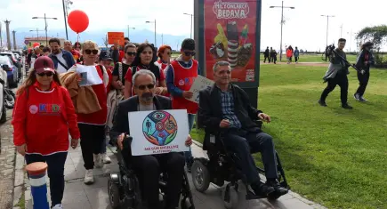 İzmir’de otizm için anlamlı yürüyüş: Fark et, kabul et, dahil et