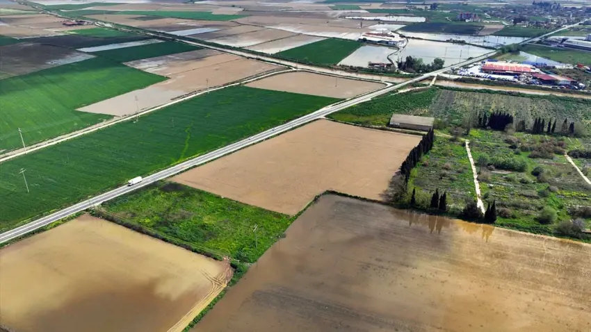 İzmir’de sağanak tarım arazilerini su altında bıraktı haberinin görseli