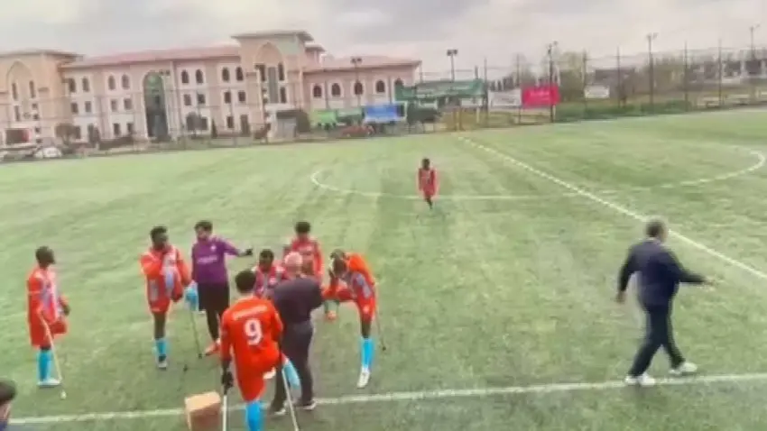 Maç sırasında kalp krizi geçiren teknik direktörden acı haber haberinin görseli