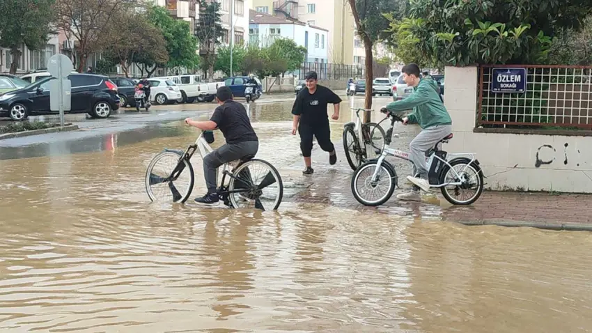 Ödemiş’te sağanak mesaisi: Dağlardan gelen sular şehir merkezine indi