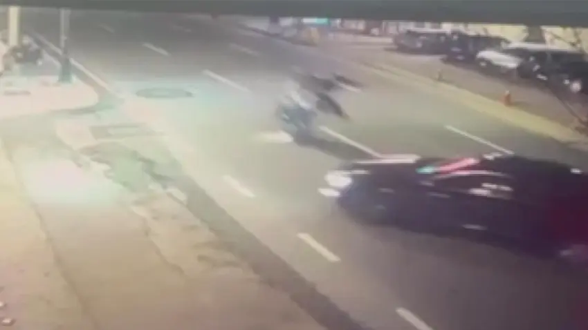 Sola dönüş yapan otomobil motosikletle çarpıştı: Takla atan 2 kişi öldü haberinin görseli