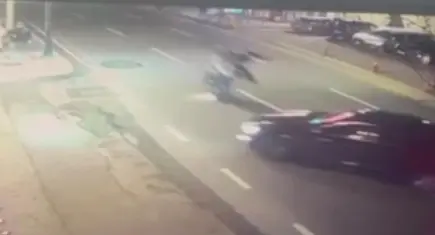 Sola dönüş yapan otomobil motosikletle çarpıştı: Takla atan 2 kişi öldü