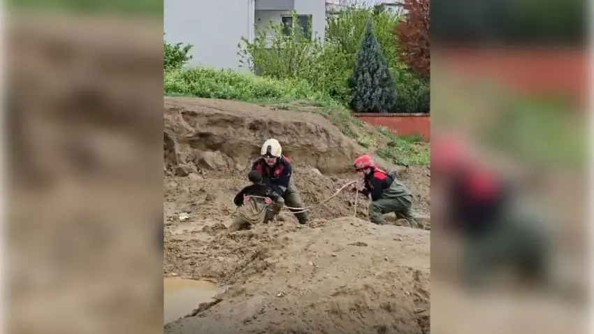 Torbalı'da balçık esareti: Mahsur kalan iki çocuğu itfaiye kurtardı haberinin görseli