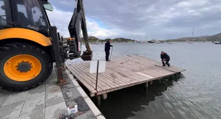 Foça’da iskeleler yenilendi