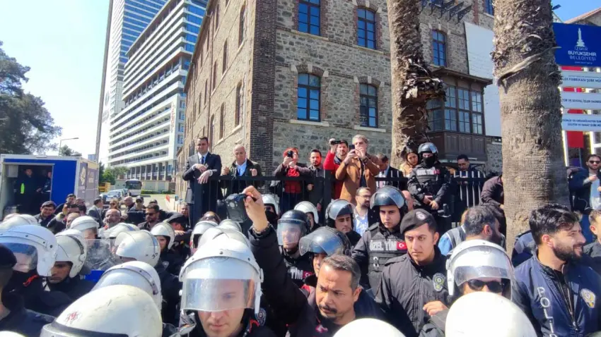 Meslek Fabrikası'nda tahliye arbedesi: Polisten biber gazlı müdahale haberinin görseli