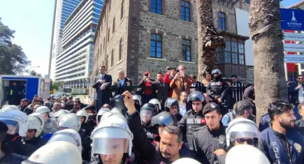 Meslek Fabrikası'nda tahliye arbedesi: Polisten biber gazlı müdahale