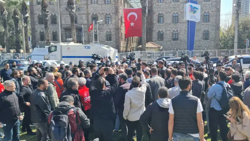 Meslek Fabrikası'nda yumruklar konuştu: Pankart krizi meydan savaşına döndü! haberinin görseli