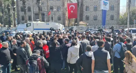 Meslek Fabrikası'nda yumruklar konuştu: Pankart krizi meydan savaşına döndü!