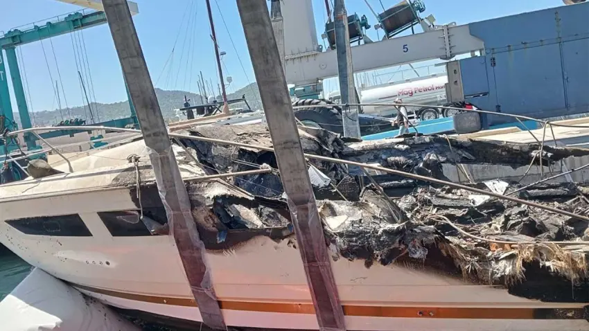 Bodrum’da marinadaki yangının ardından enkaz kaldırılıyor haberinin görseli
