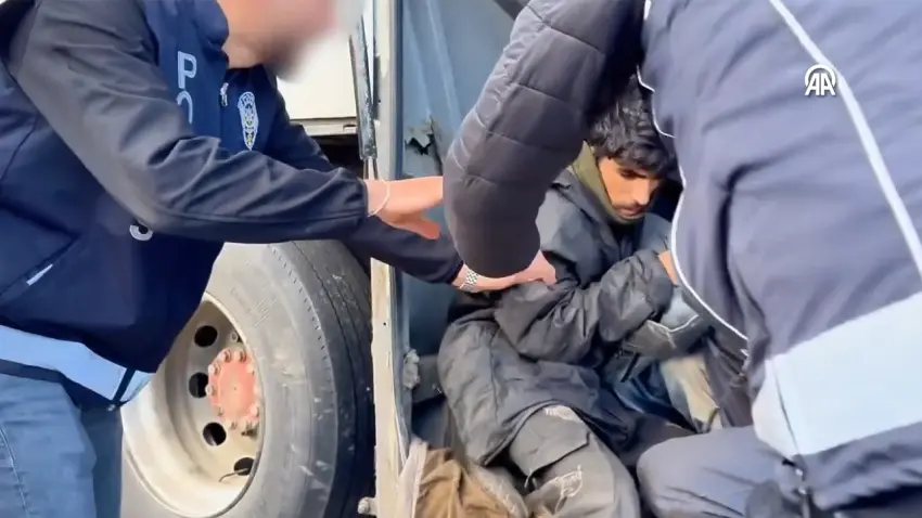 Boş yolcu otobüsünün bagajından 53 göçmen çıktı: 6 şüpheli tutuklandı haberinin görseli