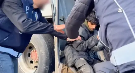 Boş yolcu otobüsünün bagajından 53 göçmen çıktı: 6 şüpheli tutuklandı