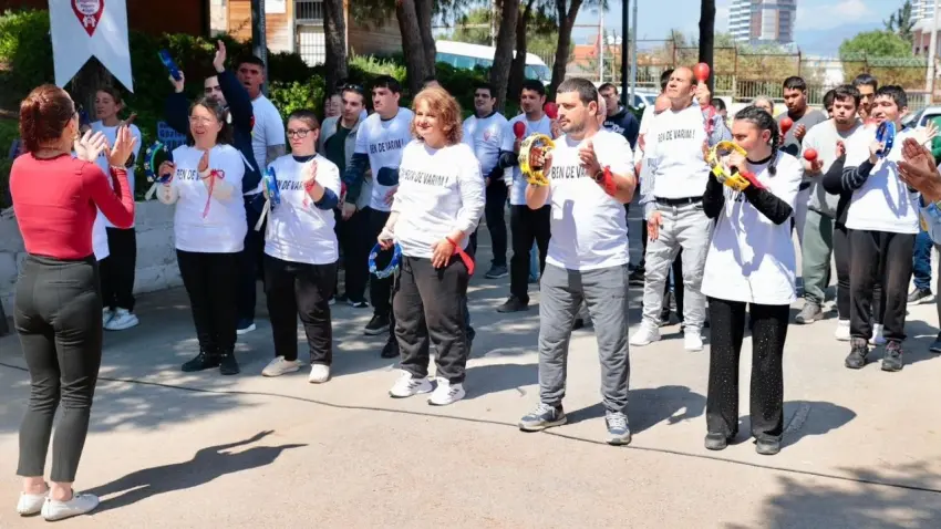 Konak Engelsiz Yaşam Köyü’nden otizm farkındalığına renkli mesaj haberinin görseli