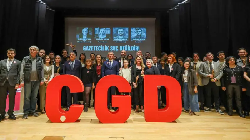 Türeli’den gazetecilere ödül töreninde destek mesajı haberinin görseli