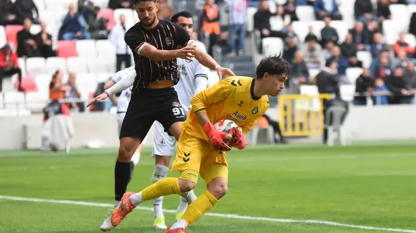 Altay’da kaleci krizi: Ulaş sakatlığına rağmen kaleye geçti haberinin görseli