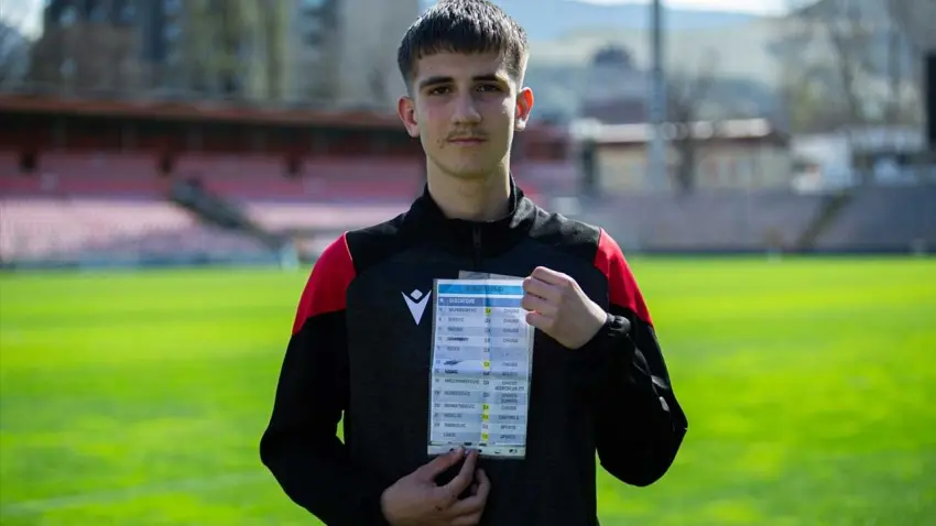 Bosna Hersekli 14 yaşındaki top toplayıcı, Donnarumma’nın penaltı notlarını alarak gündem oldu haberinin görseli