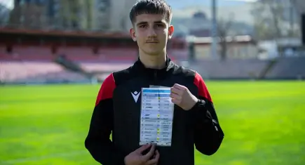 Bosna Hersekli 14 yaşındaki top toplayıcı, Donnarumma’nın penaltı notlarını alarak gündem oldu