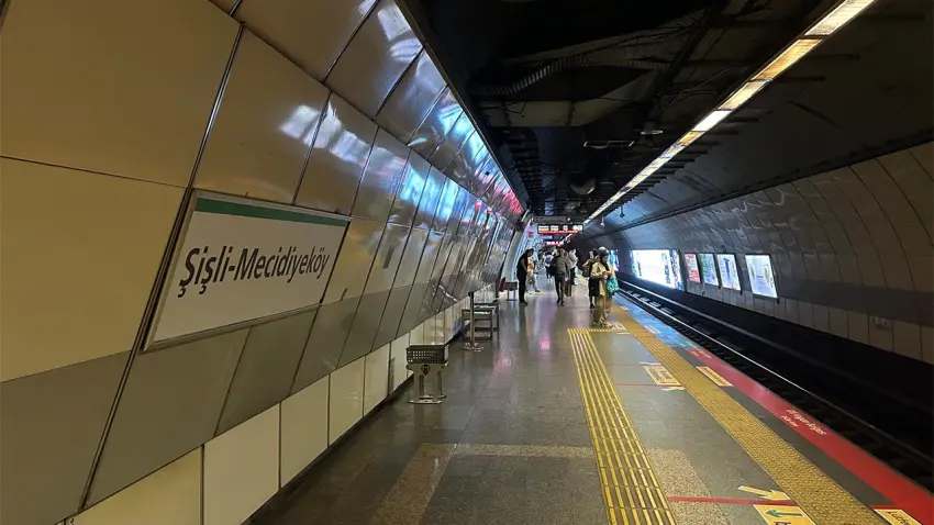 Mecidiyeköy Metrosunda intihar girişimi: Bir kişi hayatını kaybetti, bir kişi son anda kurtarıldı haberinin görseli